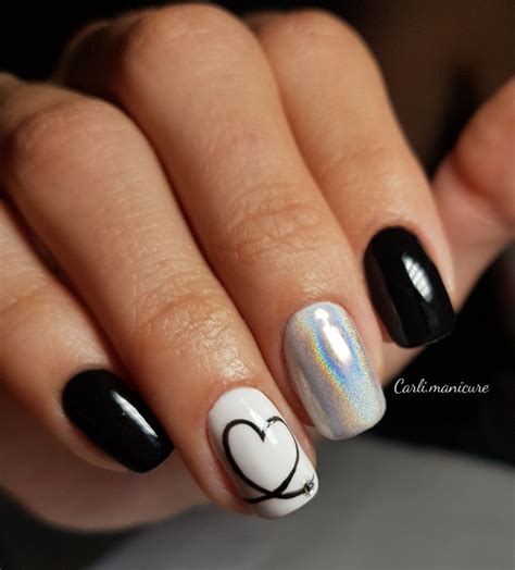 manicura con corazones